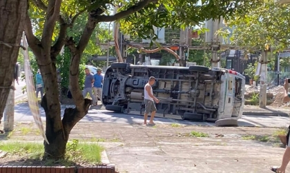 Clip TNGT: Phóng ra từ đường nhỏ không quan sát, Ford Transit bị KIA Seltos đâm lật ngang giữa đường